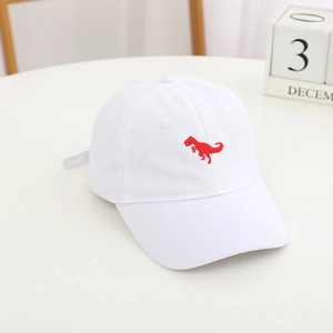 Gros plan d'une casquette en coton blanc avec broderie détaillée de dinosaure rouge