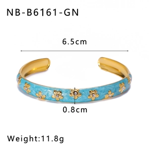 Détail du bracelet jonc doré cloisonné avec dimensions 6,5 cm de diamètre et 0,8 cm de large