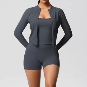 Ensemble de sport gris foncé 3 pièces avec veste zippée, brassière et short de fitness