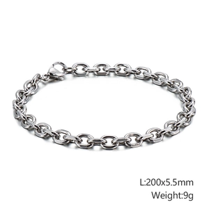 Dettaglio del bracciale a catena O in acciaio argento con specifiche 200x5,5 mm