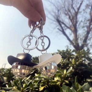 Mini-Discokugel-Schlüsselanhänger mit Cowboyhut-Anhänger für Auto- und Wohndekoration