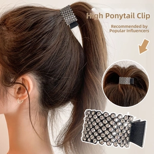 Détail de la pince à cheveux queue de cheval haute avec strass et base en alliage noir