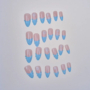 Details von 24 langen Mandel-Kunstnägeln mit blauen French-Tips und 3D-Blumenschnitzerei