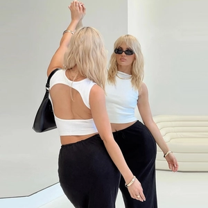 Λεπτομέρεια από λευκό εξώπλατο crop top με μακριά μανίκια και ραβδωτό ύφασμα
