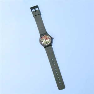 Nahaufnahme der Camouflage-Quarzuhr mit Dschungel-Zifferblatt und grünem Armband