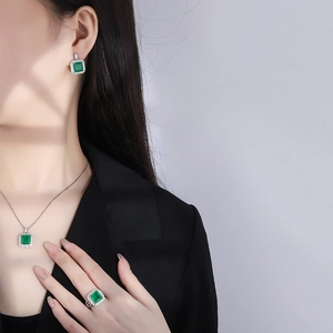 Élégante parure de bijoux émeraude avec collier, boucles d'oreilles et bague en argent
