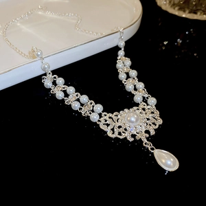 Détail du collier de perles vintage français avec cristaux et pendentif goutte d'eau