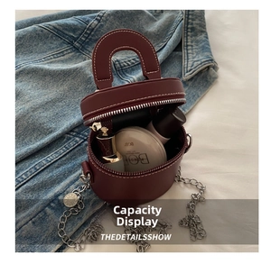 Vue détaillée de l'intérieur du sac seau bordeaux avec chaîne montrant sa capacité
