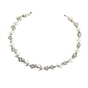 Détail du bandeau de mariée argenté avec fleurs en cristal et feuilles métalliques