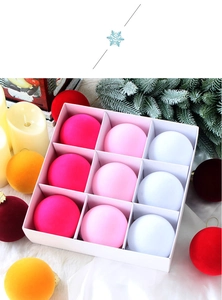 Détail d'un lot de 9 boules de Noël en velours rose et blanc dans un coffret cadeau festif