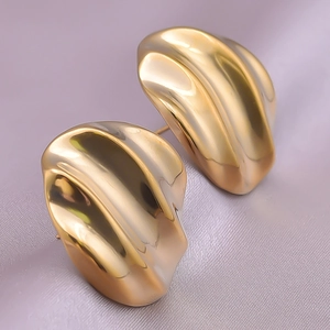 Detail of 18k gold plated 304 stainless steel earrings with modern wavy texture