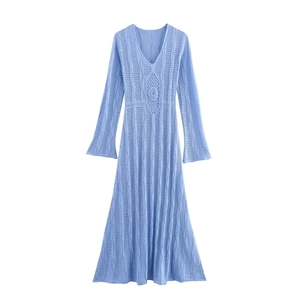 Robe longue en maille bleu clair à manches longues avec motifs crochetés et col en V