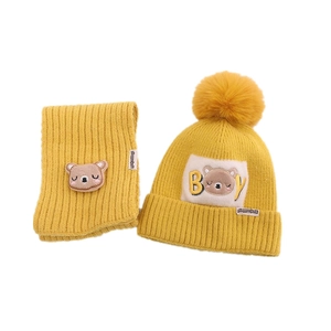Gelbes Winter-Set für Kinder mit Strickmütze, Schal, Bären-Aufnäher und weichem Bommel