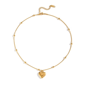 Élégant collier pendentif cœur doré avec chaîne à billes sur fond blanc