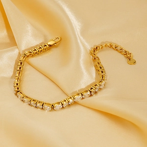 Dettaglio macro del bracciale tennis in acciaio dorato con pietre di zircone ovale bianco