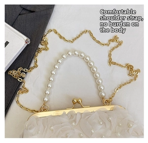 Détail du sac coquillage en dentelle blanche avec fleurs 3D et chaîne perlée