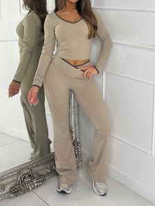 Vue avant et arrière de l'ensemble Y2K beige avec liserés foncés et crop top col en V