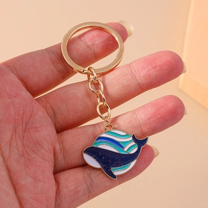 Détail du porte-clés baleine bleue avec finition alliage doré et émail à l'huile