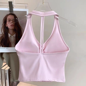 Détail d'une brassière de sport rose à licou avec dos croisé et tissu doux élastique