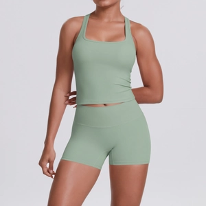 Détail d'un ensemble de yoga vert sauge avec haut court et short à taille haute