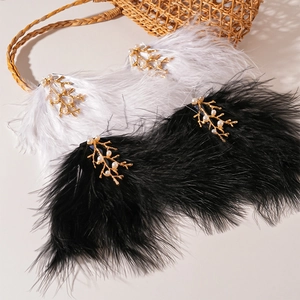 Boucles d'oreilles plume vintage avec perles blanches et branches dorées en noir et blanc