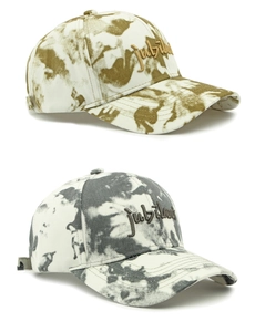 Détail de casquettes tie-dye avec broderie 3D jubilant en beige et gris
