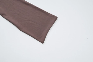 Détail de la texture du tissu marron mocha et bordure à volants de la robe d'été élégante