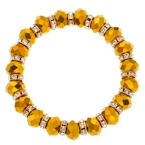 Detalle de las cuentas doradas talladas y espaciadores de cristal en la pulsera