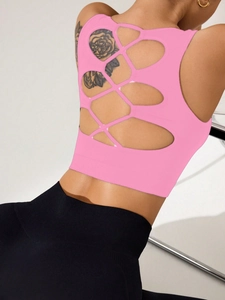 Détail du débardeur de sport rose avec dos ouvert et structure croisée ajourée