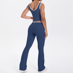 Ensemble de yoga bleu marine avec haut court dos nageur et pantalon évasé à taille haute