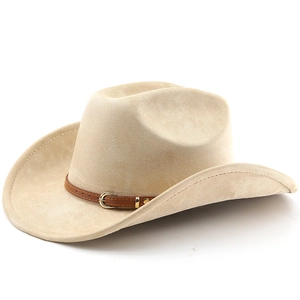 Détail du chapeau de cowboy beige sable avec bande en cuir marron et boucle en métal doré