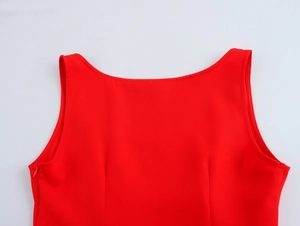 Détail du dos d'un haut sans manches rouge avec col carré et fermeture éclair invisible