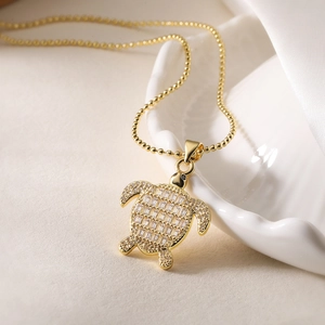 Squisita collana con ciondolo a tartaruga placcata oro 18K con zirconi su conchiglia