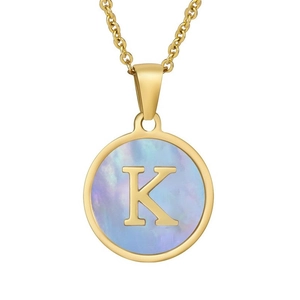 Détail macro du collier en or 18K avec lettre K et incrustation de nacre bleue