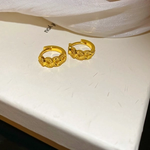 18k gold plated hoop earrings with interlocking circle texture on white gift box