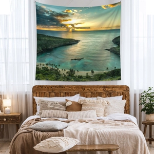 Détail d'une tapisserie bohème de plage tropicale suspendue au-dessus d'un lit douillet
