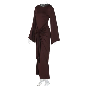 Détail du nœud drapé à la taille et manches évasées sur cette robe longue marron