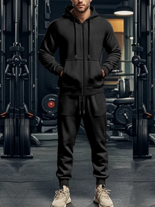 Détails du survêtement homme noir en polaire thermique dans une salle de sport moderne