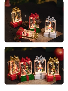 Détail d'une lanterne de Noël en cristal avec paillettes liquides et figurines de fête