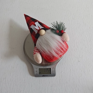 Bambola gnomo di Natale a quadri rosso nero con ricamo lettera M e decorazione di rami di pino