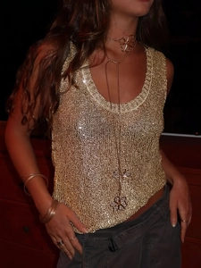 Mouwloze goudkleurige gebreide top met lovertjes, metallic afwerking en elegante losse pasvorm