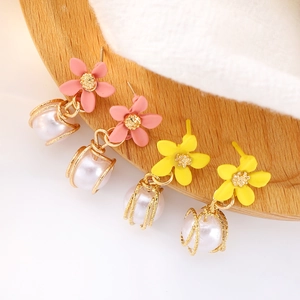 Detailansicht der Blumen-Perlenohrringe in Rosa und Gelb mit goldenem Netzdesign
