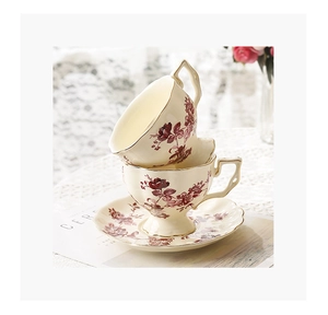 Tasses à café vintage en céramique avec motifs floraux rouges et bordures dorées