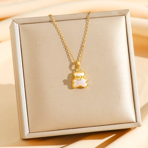 Elegante collana con ciondolo a forma di orsetto dorato con intarsio bianco su seta