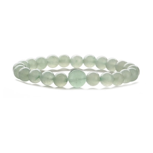 Bracciale elastico con perline di pietra naturale verde chiaro da 8 mm su sfondo bianco