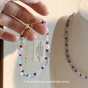 Dettaglio di perline in stile acquamarina e set di collana in agata rossa con oro fermaglio
