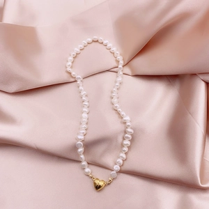 Collier en perles d'eau douce baroques avec fermoir cœur doré sur soie rose