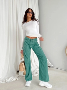 Fashionable outfit featuring slim white long sleeve tee and green cargo pants with pockets