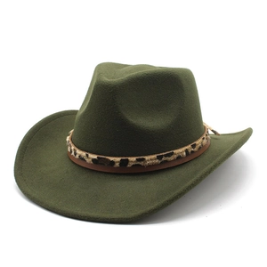 Detail eines olivgrünen Wollhutes mit einem modischen Hutband im Leopardenmuster