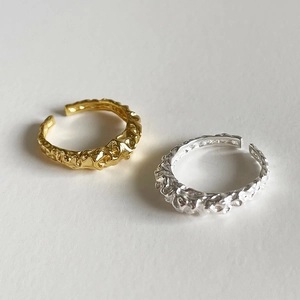 Anelli minimalisti in argento 925 con trama lavica irregolare in finitura oro e argento
